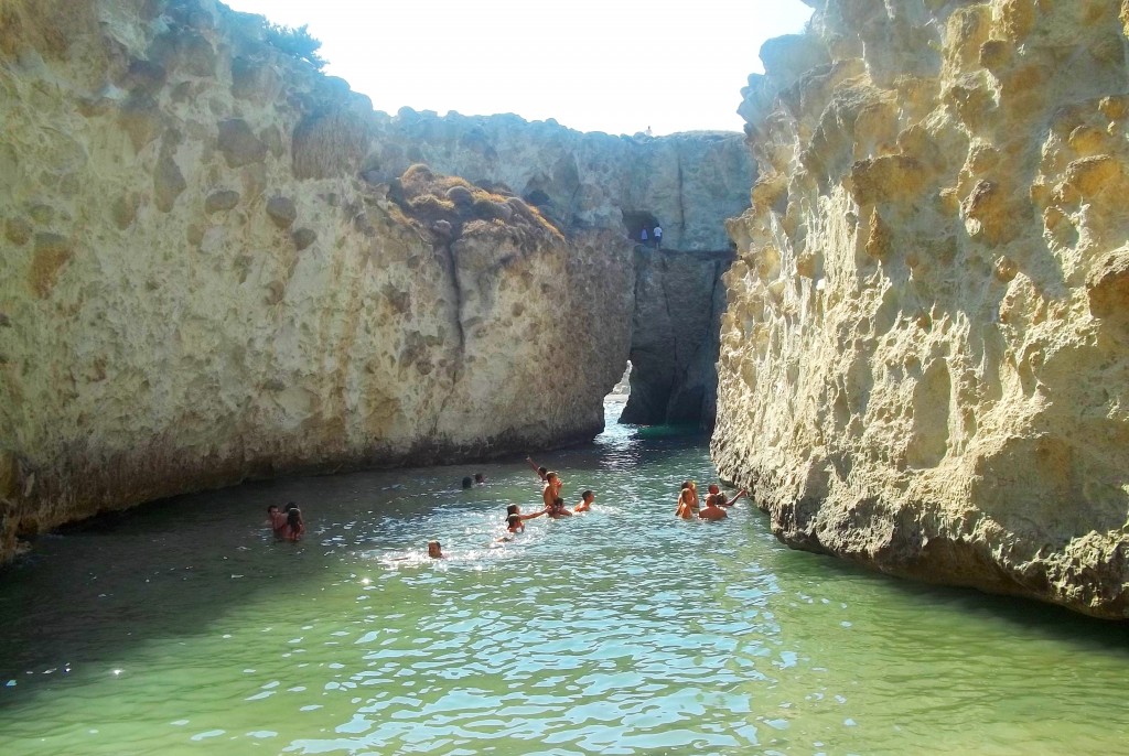 La pequeña playa de Papafragas, una de las playas más espectaculas de Milos