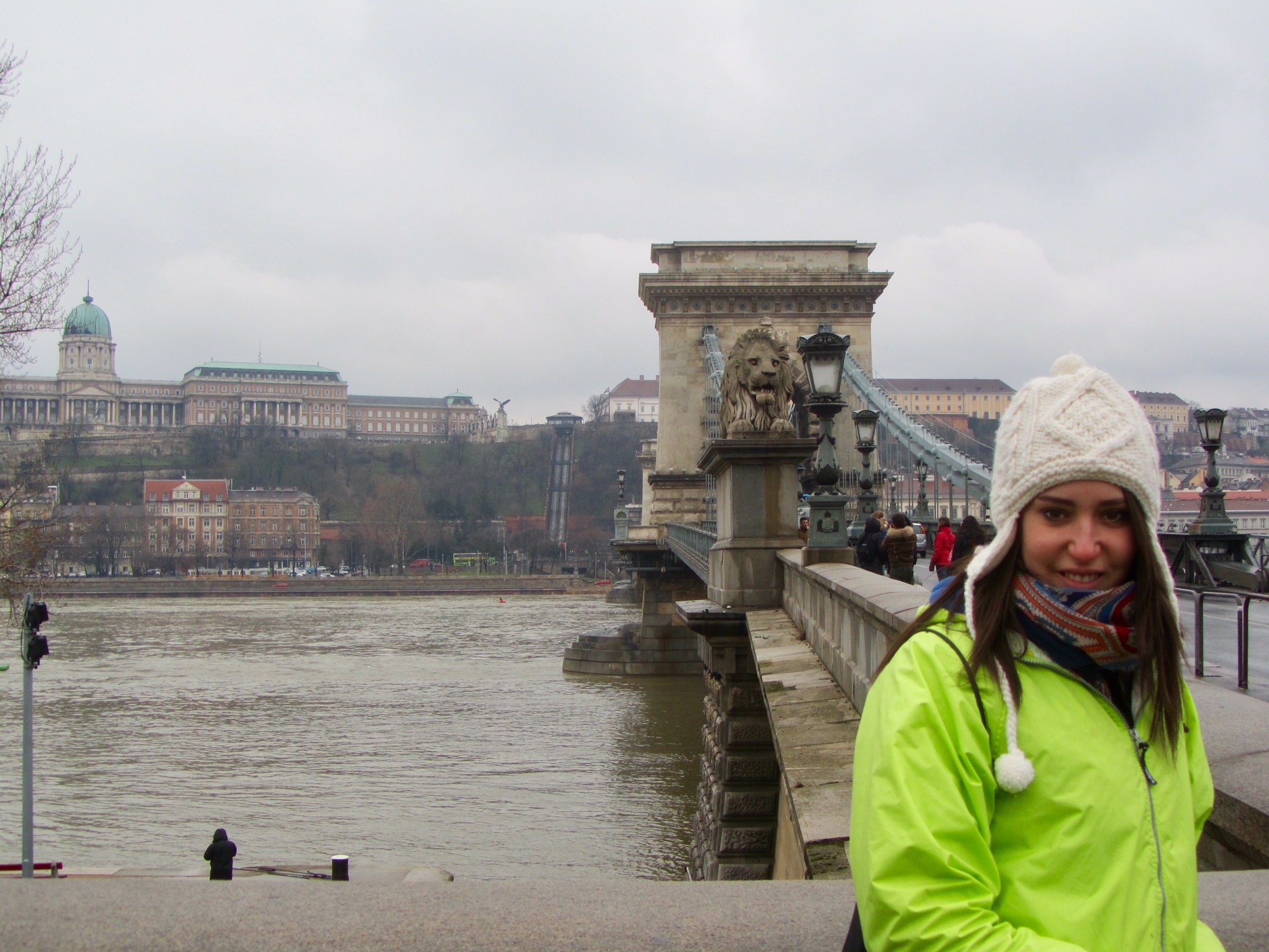 El Puente de las Cadenas de Budapest, al fondo el barrio de Buda y en lo alto el Castillo de Buda