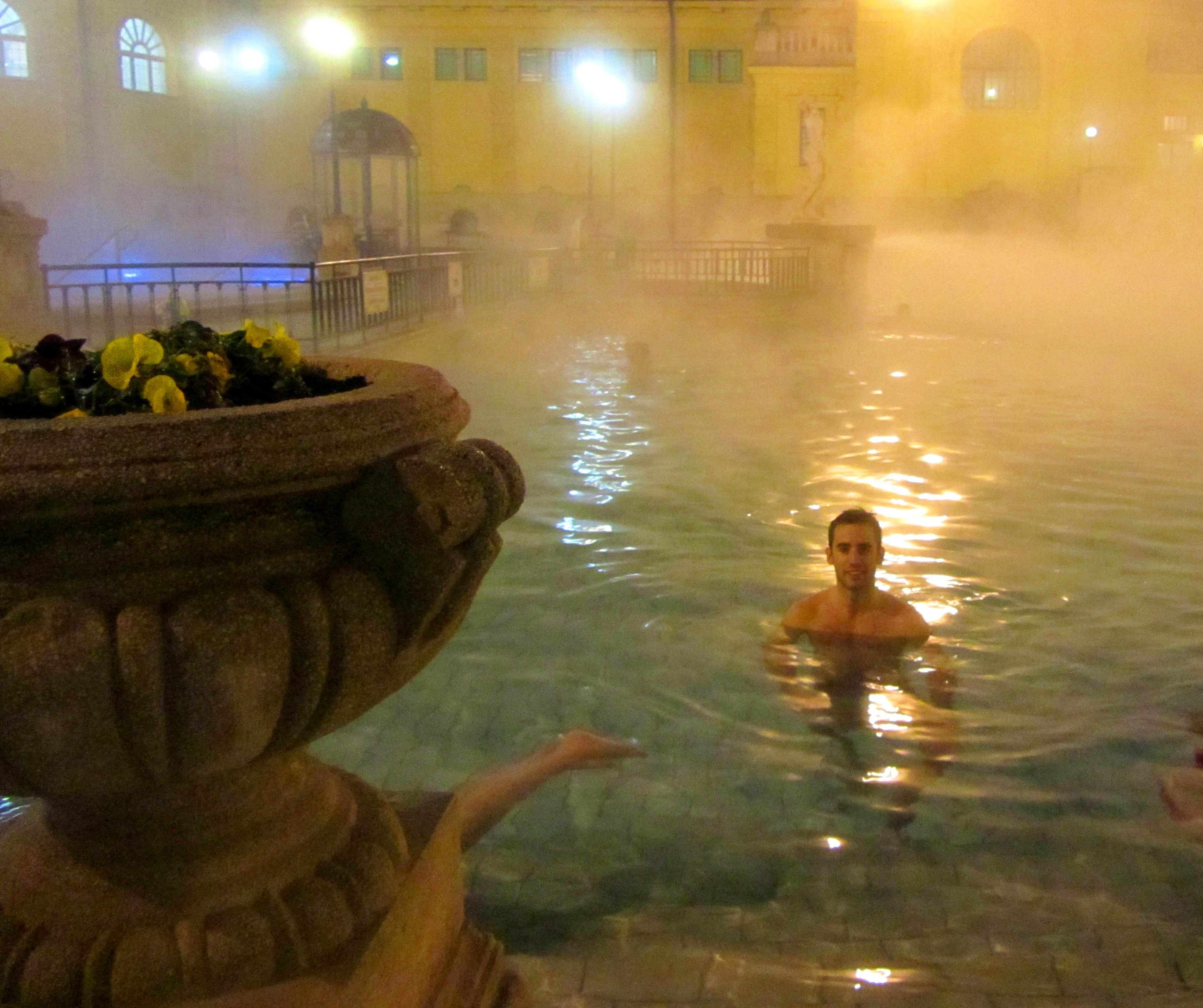 Aitor bañandose en las aguas termales de los Baños de Szechenyi