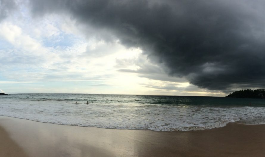 Jugando con las olas en Mirissa (Sri Lanka)