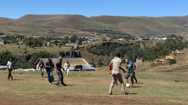 Jugando a fútbol en Semonkong (Lesoto)