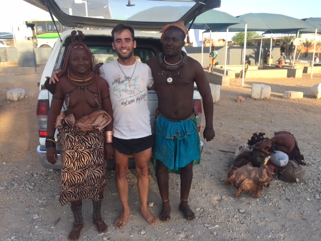 Una pareja de la tribu Himba en el 4x4 que alquilamos para viajar a Namibia