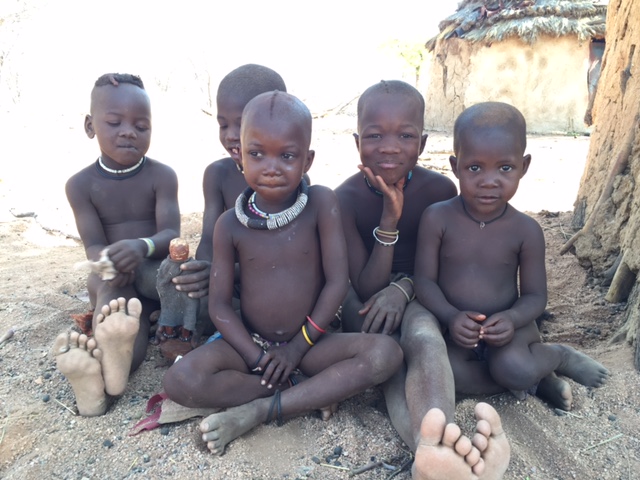 Niños de la tribu Himba en el poblado Himba cerca de Kamanjab (Namibia)