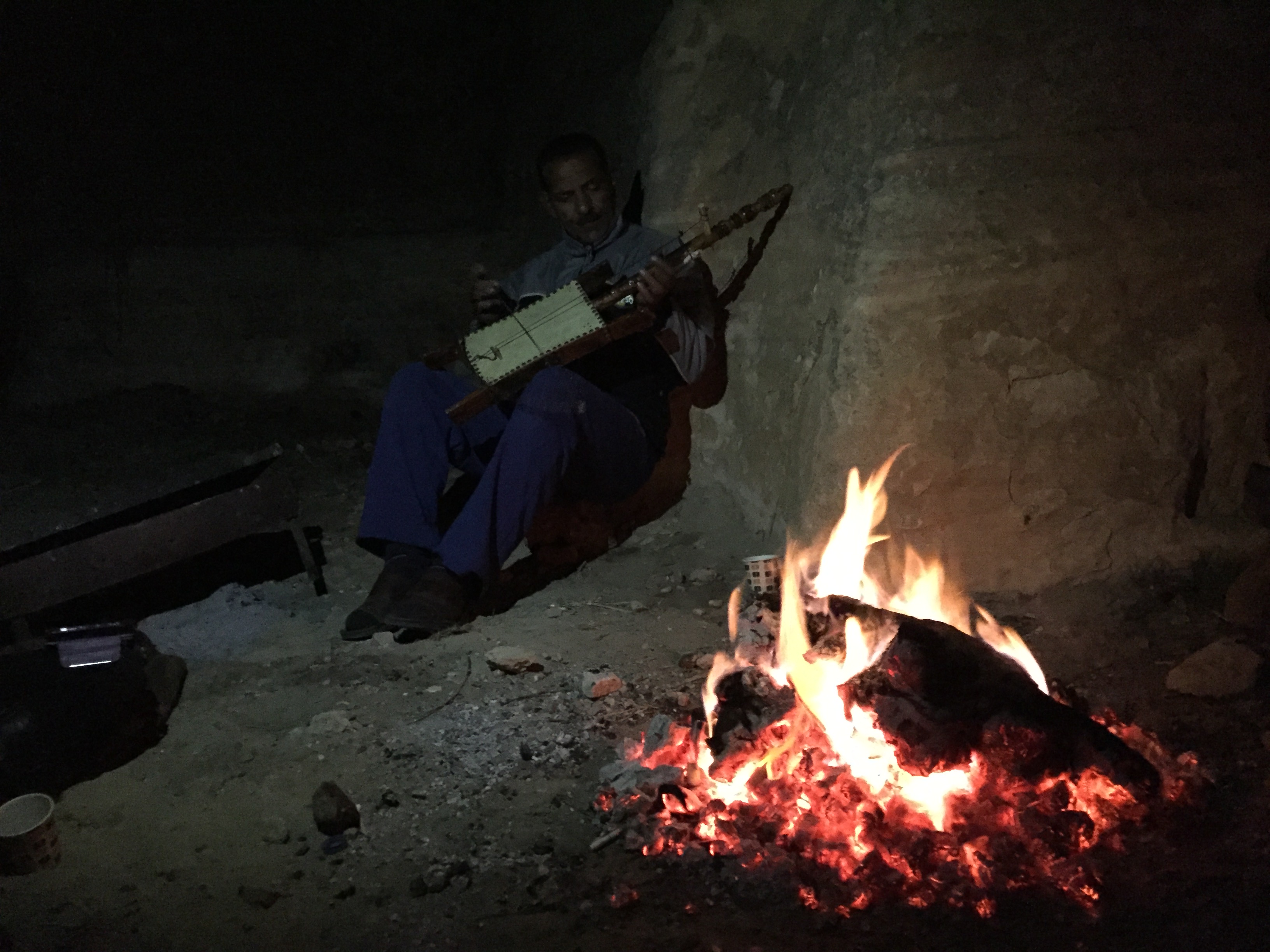 Escuchando a un músico tocar el rebab en una cueva de Petra; ventajas de visitar Petra de mochilero