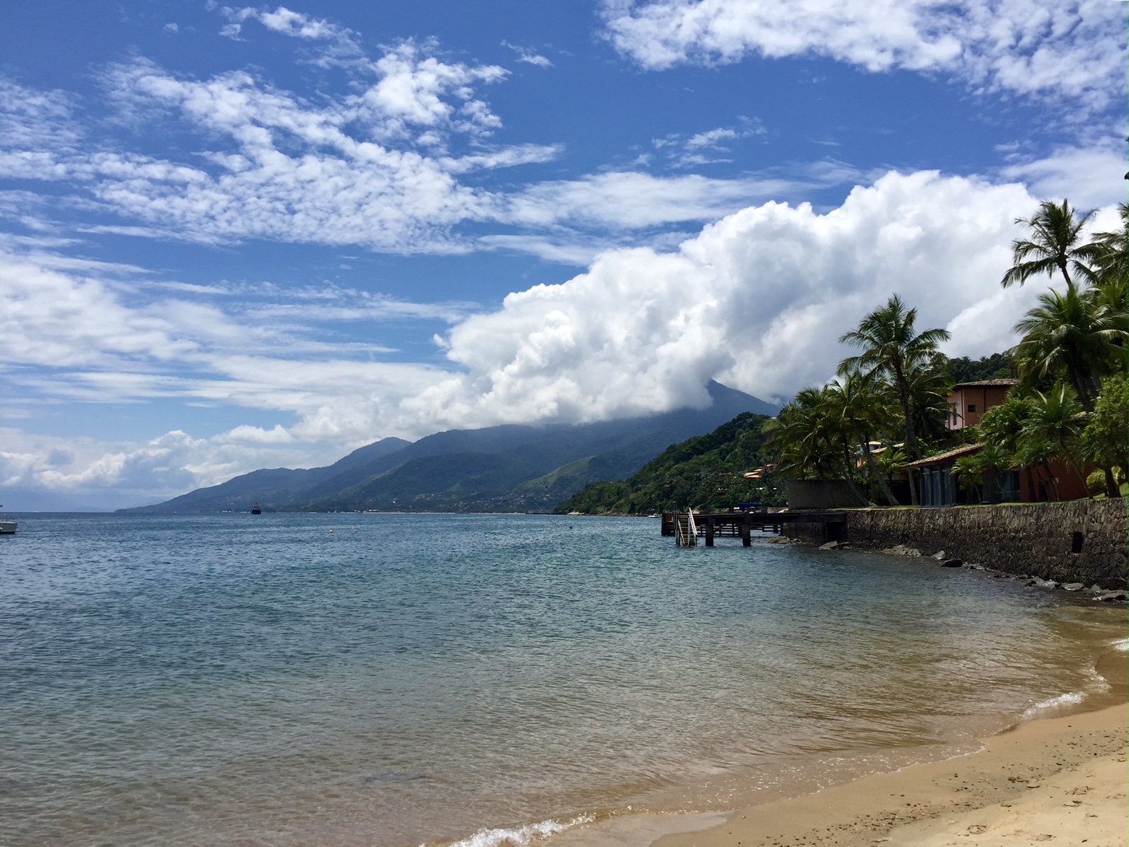 Qué ver en Ilhabela (Brasil): Playa del suroeste de Ilhabela con vistas a las montañas