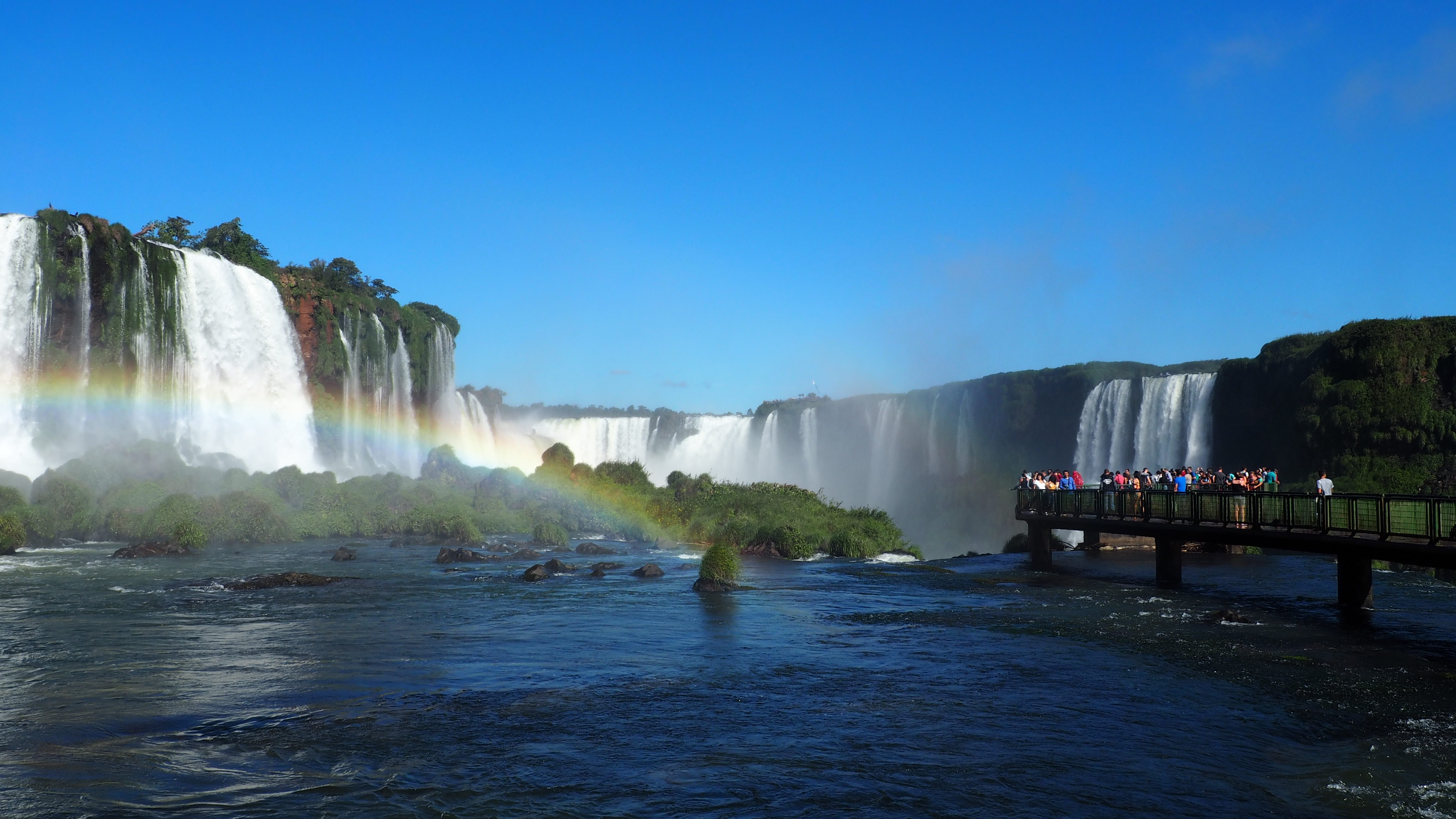 Vista desde la pasarela sobre el lado brasileño de las Cataratas de Iguazú