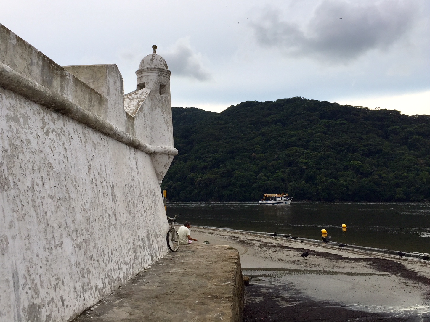 Ermita de Santo Antonio de Guaibe desde el fuerte Sao Joao de Bertioga