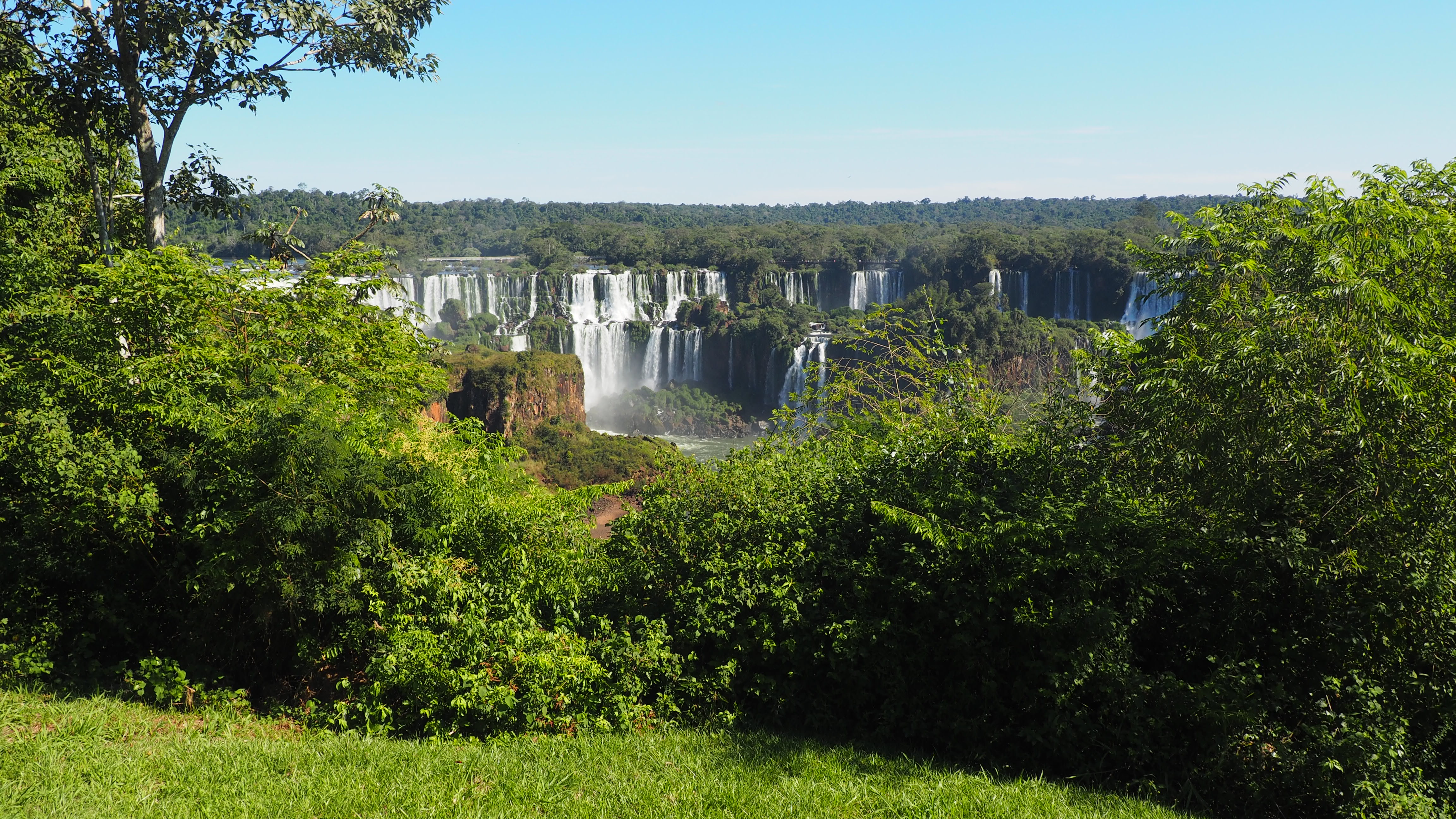 Vista del lado argentino que se tiene al visitar el lado brasileño de Iguazú